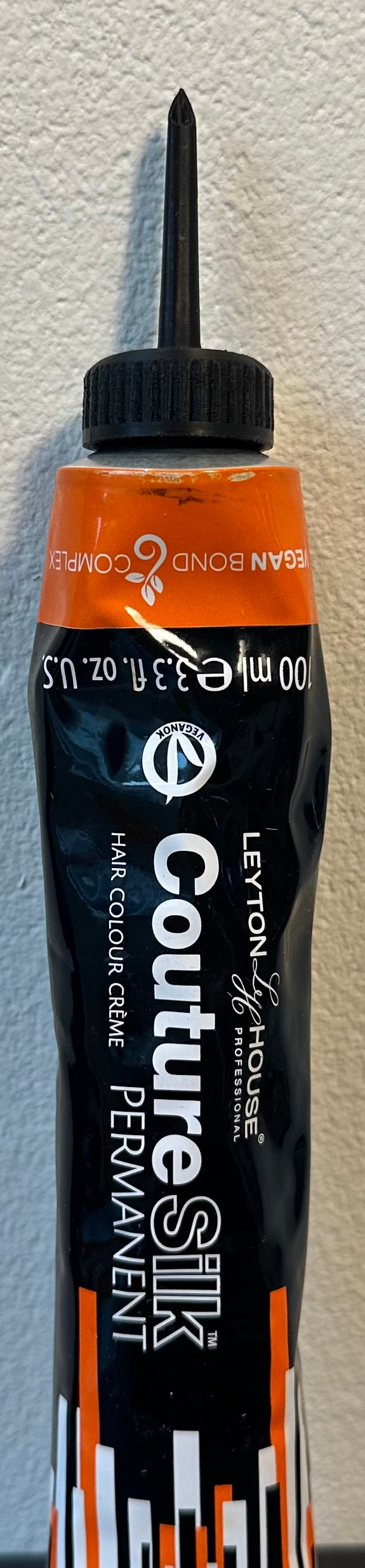 Smart applicator - designed to go on most tubes of tint within the UK